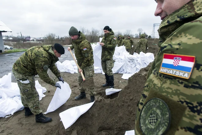 Hrvaški vojaški obvezniki bi se med usposabljanjem urili v osnovah uporabe orožja, zagotavljanju prve pomoči, orientaciji v naravi in podobno. FOTO: Tomislav Kristo/Cropix