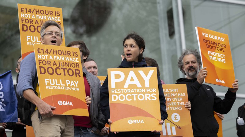 Fotografija: V Združenem kraljestvu zdravniki stavkajo že več mesecev, vendar ne vsi hkrati: mladi zdravniki posebej, seniorji posebej in posebej konzultanti, vsaka skupina po nekaj dni v mesecu. FOTO: AFP