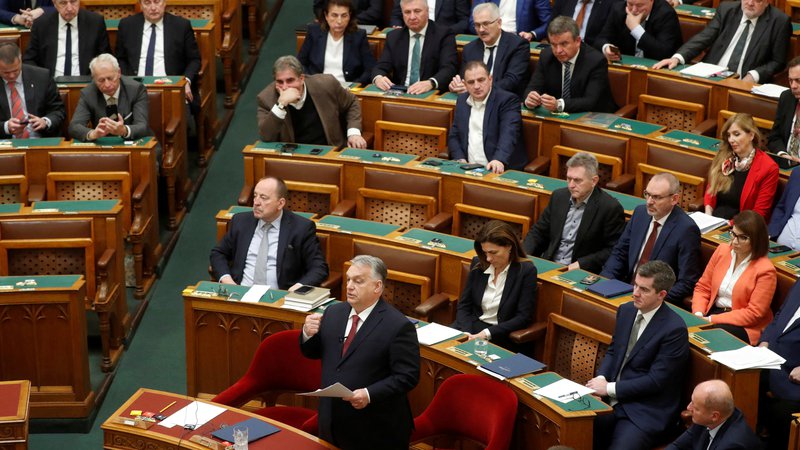 Fotografija: V resoluciji se evropski poslanci sprašujejo tudi, ali je Madžarska sposobna verodostojno opraviti nalogo predsedovanja svetu EU, ki jo čaka v drugi polovici leta. FOTO: Bernadett Szabo/Reuters