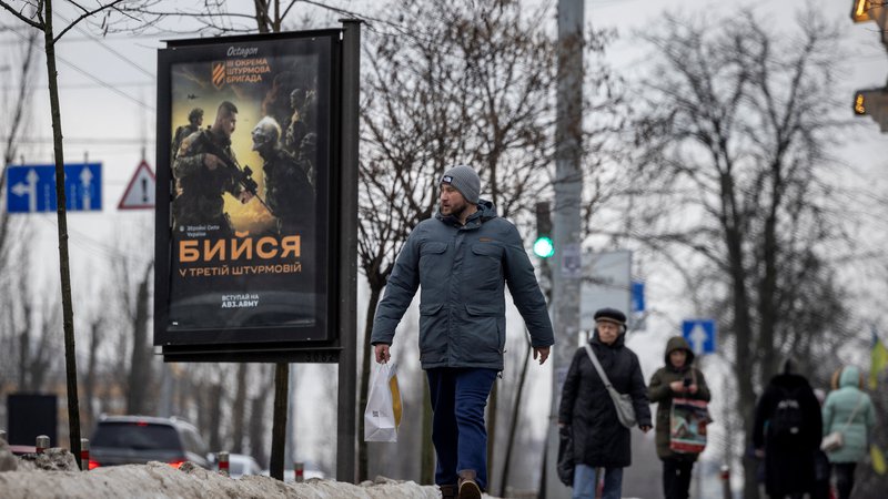 Fotografija: Javnomnenjske raziskave, katerih izsledki so danes manj javni kot nekoč, kažejo, da vojski še vedno zaupa 94 odstotkov Ukrajincev. FOTO: Thomas Peter/Reuters