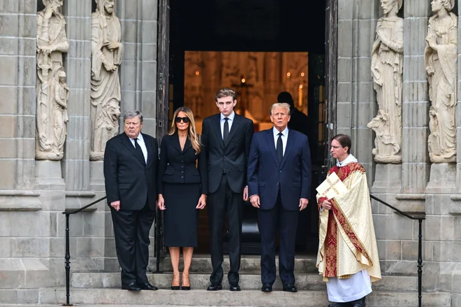 Prejšnji predsednik Trump, njegova prva dama Melania, sin Barron in vdovec Viktor Knavs pred cerkvijo v Palm Beachu. FOTO: Giorgio Viera/AFP