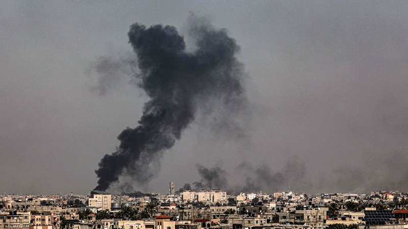Fotografija: Oblak dima nad Han Junisom, kjer je Izrael v zadnjih dneh zgostil svoje vojaške operacije v palestinski enklavi. FOTO: AFP