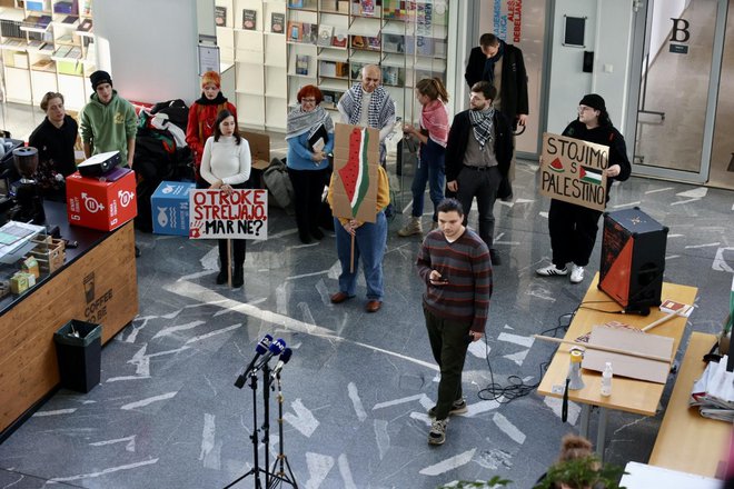 Protestno branje poezije za Palestino na FDV. FOTO: Črt Piksi/Delo