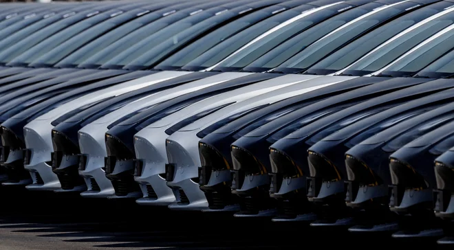 Tesla je znova znižala ceno električnega modela Y, ki ga izdelujejo v Berlinu in je bil lani najbolje prodajani avtomobilski model v Evropi sploh.

FOTO: Hannibal Hanschke/Reuters
