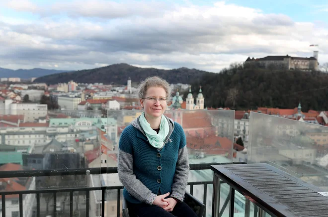 Vesna Lemaić na mali terasi nad širno Ljubljano. FOTO: Blaž Samec
