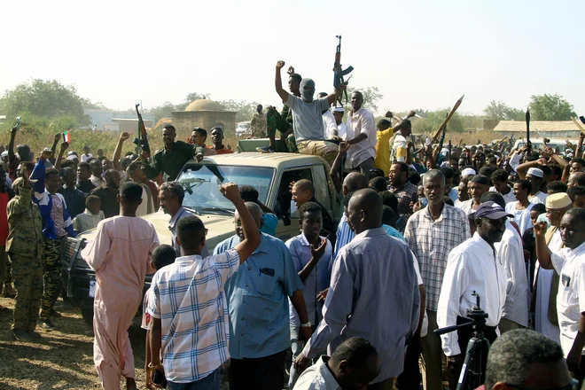 Spopadom v Sudanu med vladno vojsko in paravojaškimi silami za hitro podporo (RSF) ni videti konca, tako kot ne humanitarni katastrofi. FOTO: Ebrahim Hamid/AFP