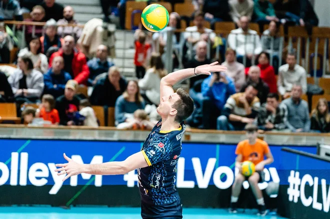 Jan Kozamernik je v dvoboju lige prvakov navdušil gledalce v dvorani Tivoli. FOTO: CEV