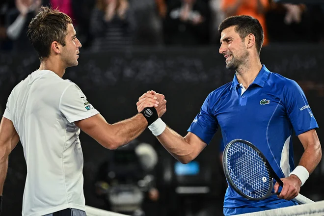 Novak Đoković in Tomas Martin Etcheverry sta se pozdravila po opravljenem dvoboju. FOTO: Lillian Suwanrumpha/AFP