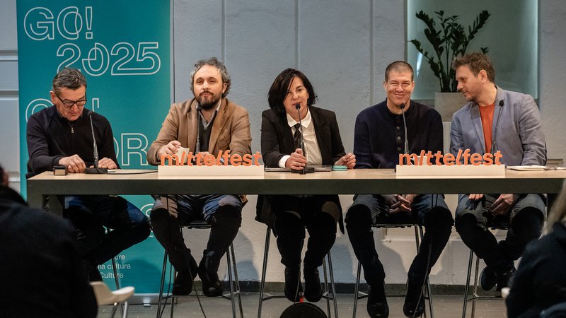 Fotografija: Stojan Pelko, Giacomo Pedini, Klavdija Figelj, Goran Vojnović in Marko Bratuš, na tiskovni konferenci v Atriju ZRC SAZU. FOTO: Črt Piksi