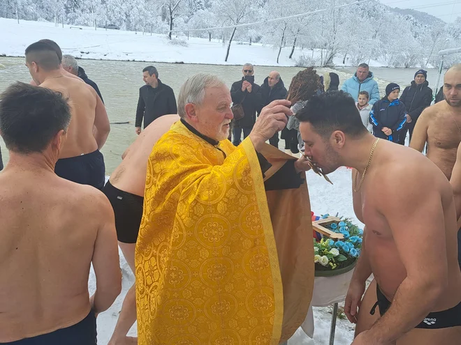 Blagoslov pred skokom v Savinjo. FOTO: Špela Kuralt/Delo