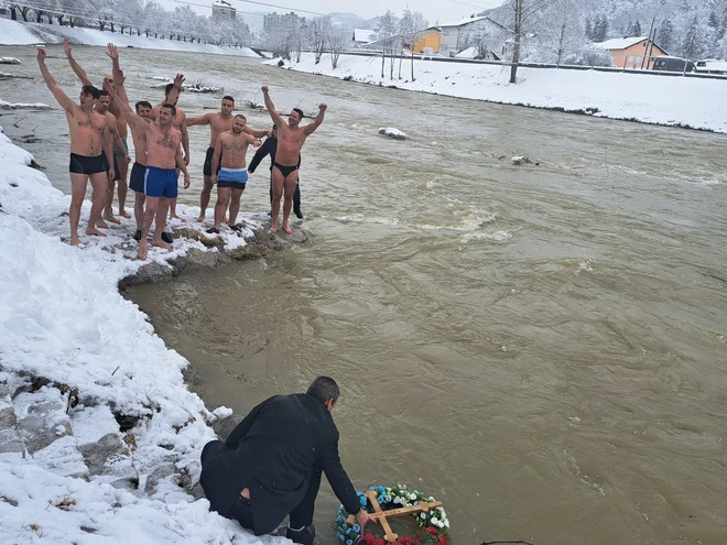 Plavalci pred skokom v vodo. FOTO: Špela Kuralt/Delo