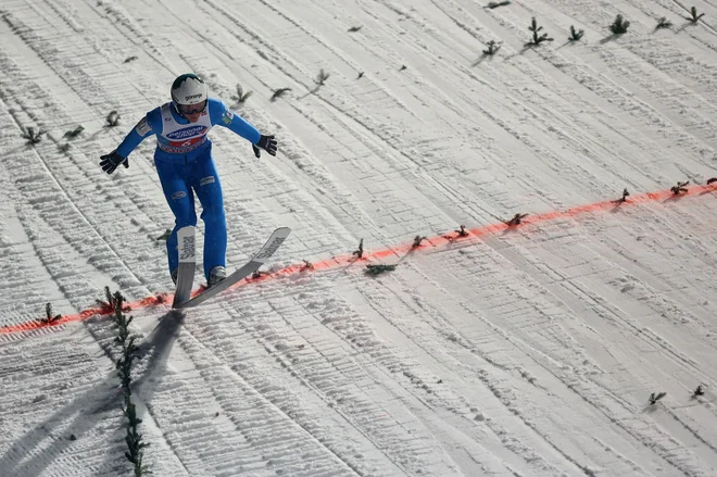 Peter Prevc je pristal na četrtem mestu. FOTO: Kai Pfaffenbach/Reuters