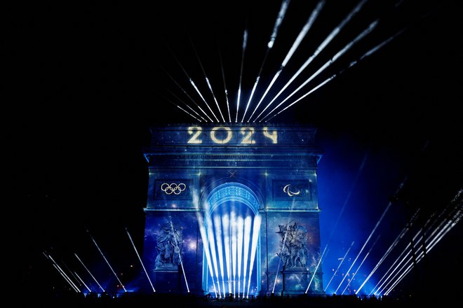 Tudi znameniti pariški Slavolok zmage so ob prehodu v leto 2024 okrasili z olimpijskimi simboli. FOTO: Benoit Tessier/Reuters