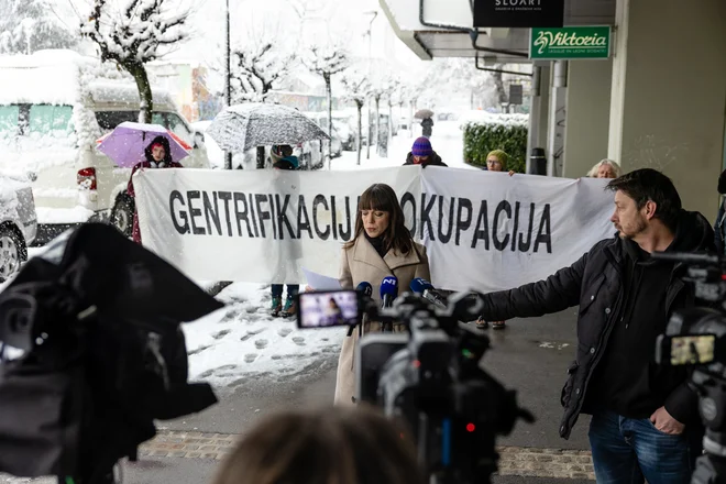 S protestom, ki so ga neuporabniki Centra Rog izvedli ob tretji obletnici rušenja Avtonomne Tovarne Rog, so želeli opozoriti na stanovanjsko vprašanje v prestolnici. FOTO: Črt Piksi