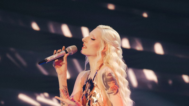 Fotografija: V televizijski oddaji Misija Malmö je Raiven predstavila pesem in videospot Veronika. FOTO: Tjaša Barbo
