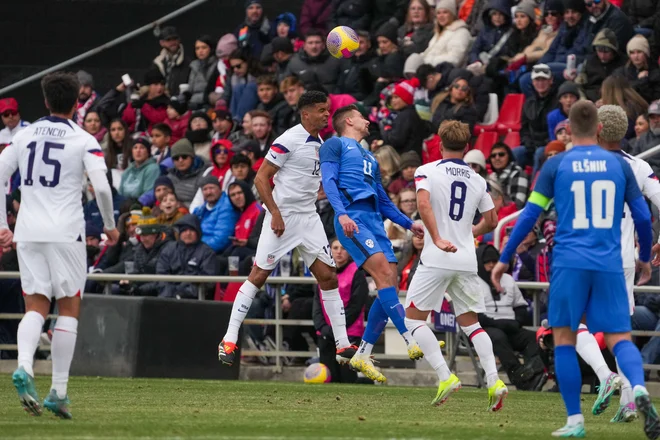 Nejc Gradišar, v plavem dresu v skoku, je prinesel zmago Sloveniji. FOTO: Daniel Dunn/Usa Today Sports