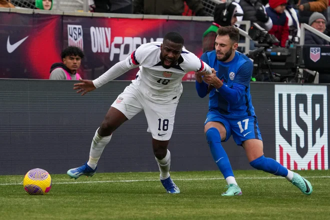 Danijel Šturm in Shaq Moore v boju. FOTO: Daniel Dunn/Usa Today Sports