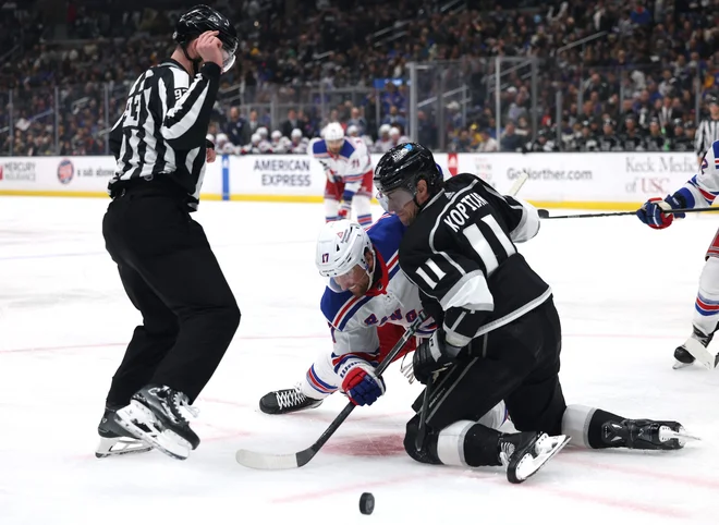 Anže Kopitar in soigralci so morali zelo garati za zmago proti moštvu New York Rangers. FOTO: Harry How/AFP