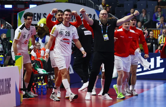 Aleš Pajovič z avstrijskimi reprezentanti piše izjemno rokometno poglavje. FOTO: Wolfgang Rattay/Reuters