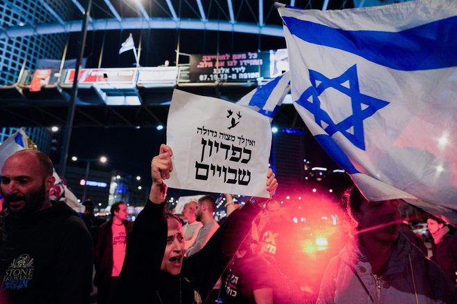 Včerajšnji protest proti Netanjahuju v Tel Avivu. FOTO: Alexandre Meneghini/Reuters