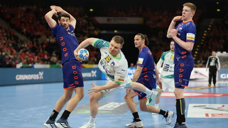 Kljub slabemu začetku je Kristjan Horžen odigral najboljšo tekmo za Slovenijo. FOTO: Cathrin Mueller/Reuters