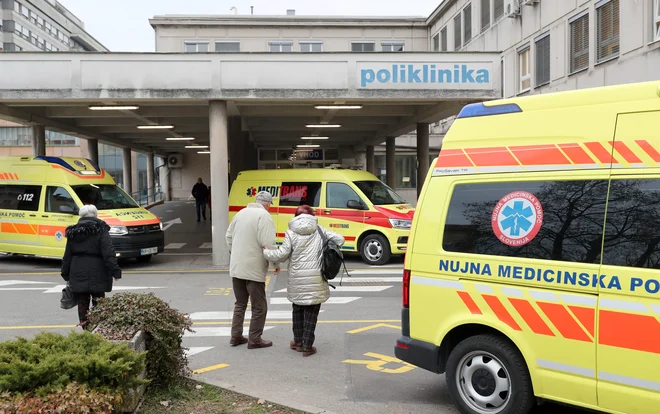 Naloga zdravnikov med stavko je zgolj ta, da bolnike triažirajo po pravilih stavkovnega minimuma, so poudarili v Fidesu. Tako po njihovi oceni tudi vzdrževanje poti naročanja ter izdaja zdravniških potrdil in zdravniških spričeval, na primer bolniških listov, ni obveznost zdravnikov v času stavke. FOTO: Blaž Samec/Delo