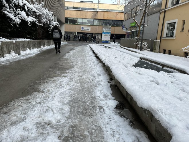 Tudi pot do urgentnega centra v Ljubljani, kjer je vodja Uroš Tominc dajal izjavo za javnost, še ni bila povsem očiščena. FOTO: Simona Bandur