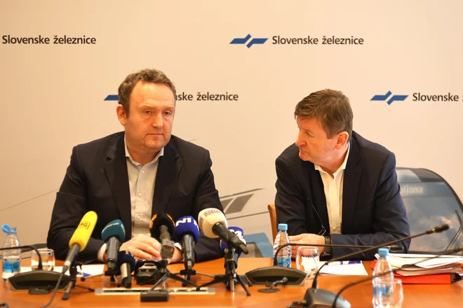 Na tiskovni konferenci ob zaključku interne preiskave nesreče, v kateri sta umrla dva delavca, sta sodelovala generalni direktor Dušan Mes in direktor SŽ-Infrastruktura Matjaž Kranjc. FOTO: Dejan Javornik