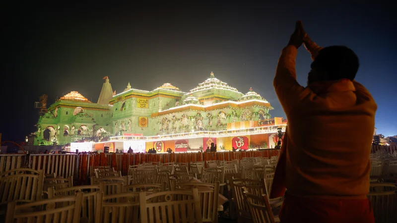 Ram Mandir bo dokončan šele decembra, a so za uradno posvetitev templja izbrali 22. januar. FOTO: Adnan Abidi/Reuters
