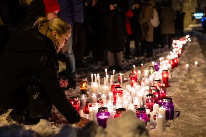 Prižig sveč ob genocidu v Palestini. FOTO: Črt Piksi