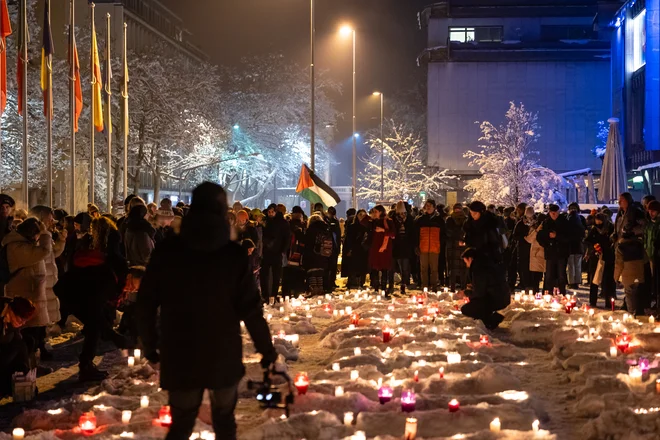 Prižig sveč ob genocidu v Palestini. FOTO: Črt Piksi