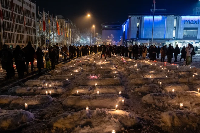 Prižig sveč ob genocidu v Palestini. FOTO: Črt Piksi