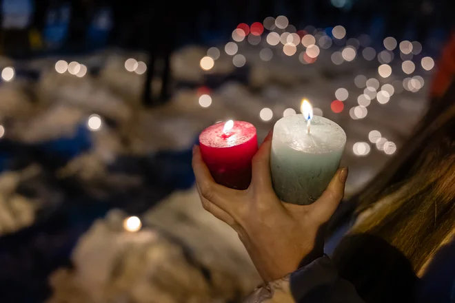 Prižig sveč ob genocidu v Palestini. FOTO: Črt Piksi