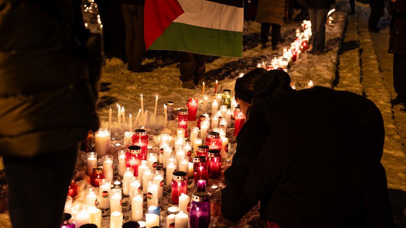 Fotografija: Prižig sveč ob genocidu v Palestini. FOTO: Črt Piksi