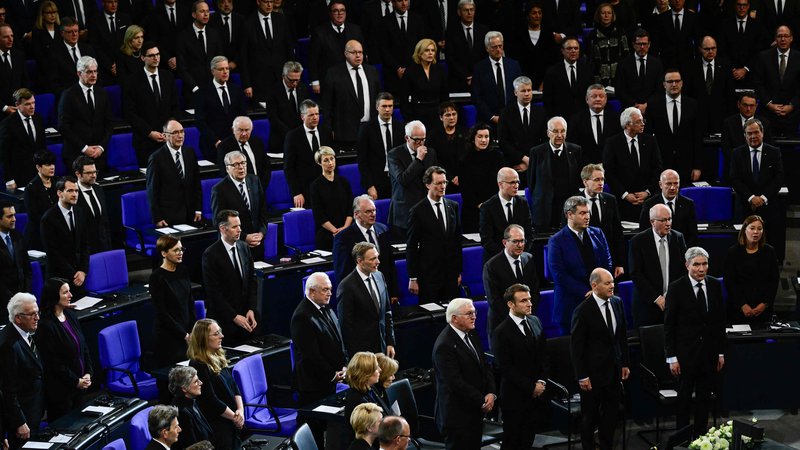 Fotografija: Žalna slovesnost za dolgoletnim politikom Wolfgangom Schäublejem v zveznem parlamentu

FOTO: John Macdougall/AFP