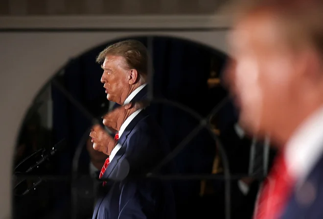 Donald Trump se je hvalil s svojo vlogo pri razveljavitvi pravice do splava s tem, da je imenoval tri vrhovne sodnike, ki so glasovali za to. FOTO: Mike Segar/Reuters