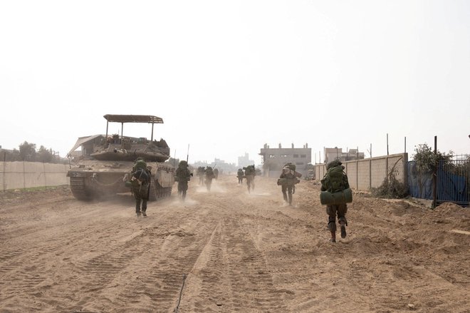Izraelski vojaki v Gazi. FOTO: Israel defense forces via Reuters