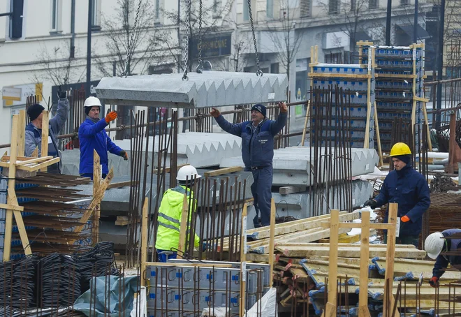 Za rast cen življenjskih potrebščin se bodo februarja in marca zvišali tudi družinski in socialni transferji. FOTO: Jože Suhadolnik/Delo