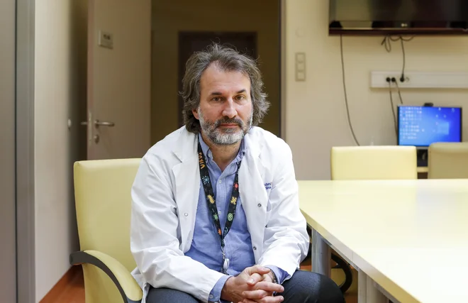 Okužba z respiratornim sincicijskim virusom je najpogostejši vzrok za bolnišnično zdravljenje dojenčkov, večji otroci jo tudi zaradi večjih dimenzij dihalnih poti navadno prebolijo v blažji obliki, pojasnjuje dr. Marko Pokorn. FOTO: Matej Družnik