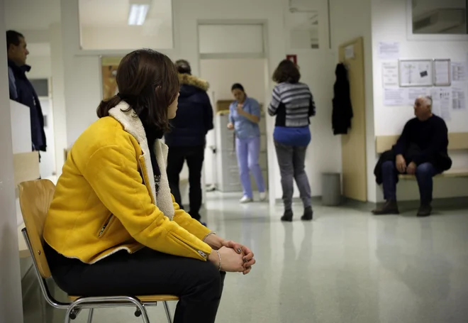 V času zdravniške stavke družinski zdravniki ZD Jesenice ne bodo izdajali potrdil za komercialne zavarovalnice, za prehrano na delovnem mestu, za dodatne dni dopusta pri kroničnih bolnikih ter potrdil za udejstvovanje na športnih rekreativnih tekmovanjih.FOTO: Blaž Samec/Delo