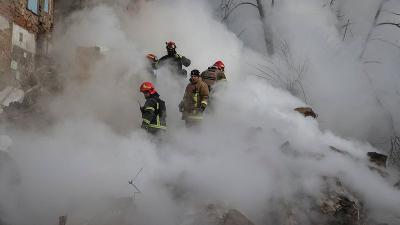 Fotografija: Poleg ostalih zgradb je bilo v Harkovu poškodovanih vsaj 30 stanovanjskih blokov. FOTO: Sofija Gatilova/Reuters