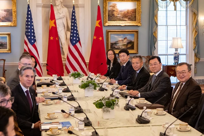Liu Jianchao (prvi na desni) se je ta mesec srečal z ameriškim državnim sekretarjem Antonyjem Blinknom (prvi na levi). FOTO: Anna Rose Layden/Reuters