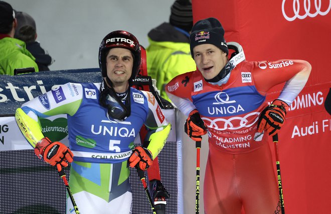 Žan Kranjec in Marco Odermatt sta takole pospremila razplet finala. FOTO: Leonhard Foeger/Reuters