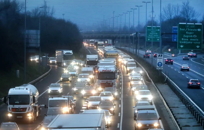 Promet se gosti, avtomobili se starajo, novi pa so večji in težji, zaradi česar je izpustov vse več. FOTO: Blaž Samec/Delo
