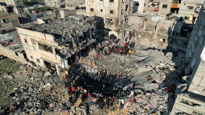 V Gazi ni več varnih območij za civiliste. FOTO: Shadi Tabatibi/Reuters