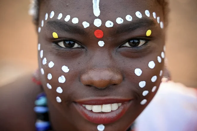 Portret plemenske umetnice, ki se v Chennaiju pripravlja na generalko za prihajajočo parado ob dnevu republike. Foto: R.satish Babu/Afp