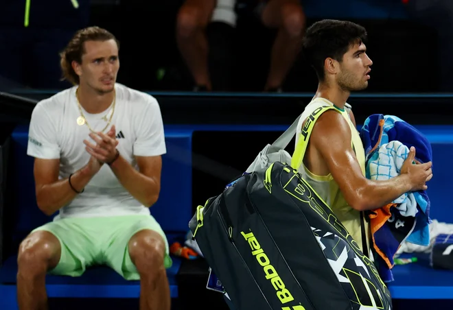 Alexander Zverev je z aplavzom pospremil Carlosa Alcaraza – domov. FOTO: Edgar Su/Reuters