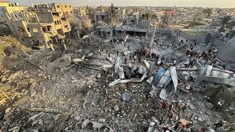 Fotografija: Izraelske sile uničujejo Gazo in morijo Palestince. FOTO: Staff/Reuters