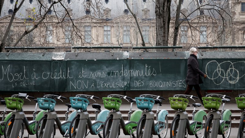 Fotografija: Na stojnicah so se pojavili napisi, ki nasprotujejo njihovi začasni odstranitvi. FOTO: Benoit Tessier/Reuters