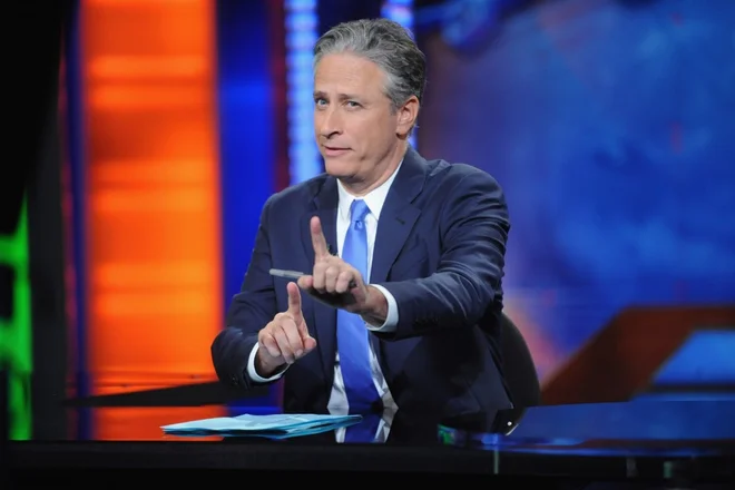 Stewart bo prevzel ponedeljkov termin, pri tem pa sodeloval z vrsto komikov, ki bodo oddajo vodili preostali del tedna. FOTO: Arhiv oddaje The Daily Show